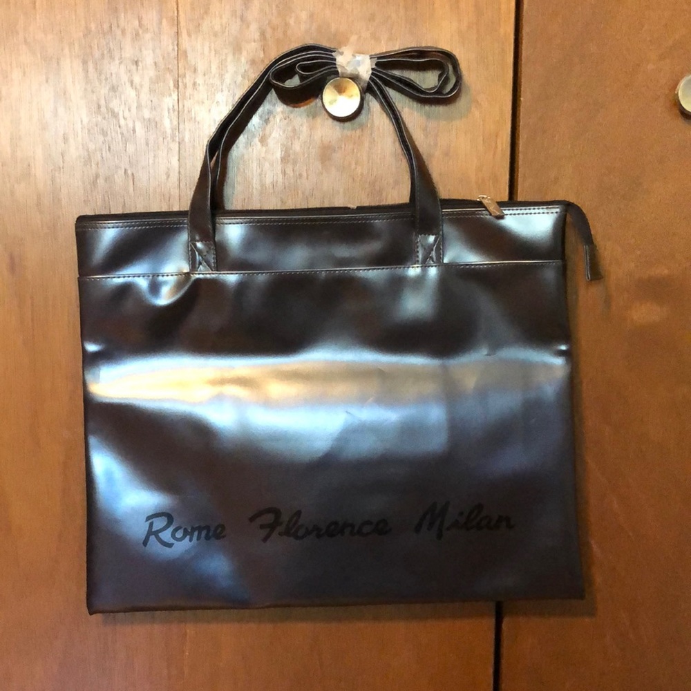SIGNATURE CLUB A BAG! NEW WITHOUT TAGS ON IT! NEVER USED SITTING IN MY CLOSET!
